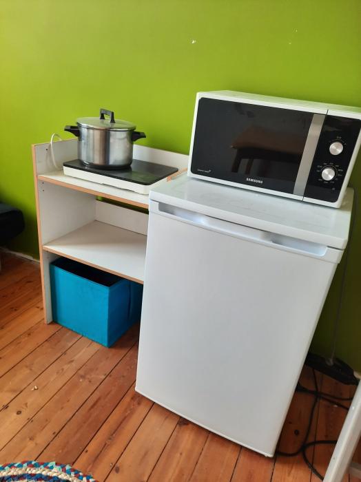 La  chambre a été repeinte en beige.