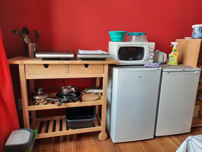 coin cuisine (la vaisselle appartient à l'étudiante qui occupe la chambre)