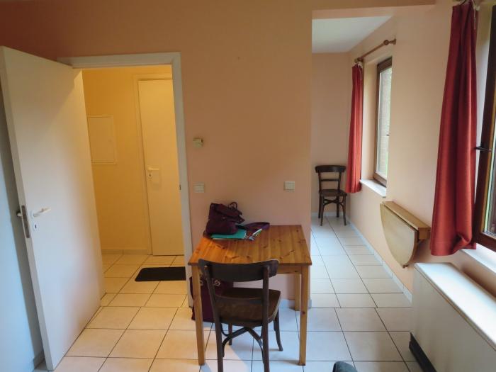 A gauche sdb, à droite cuisine