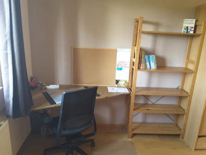 Bureau de coin dans la chambre