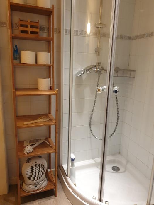 Douche et étagère