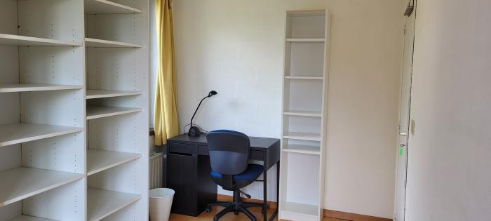 Chambre avec 2 fenêtres