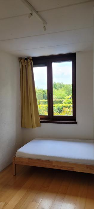 Chambre avec 2 fenêtres