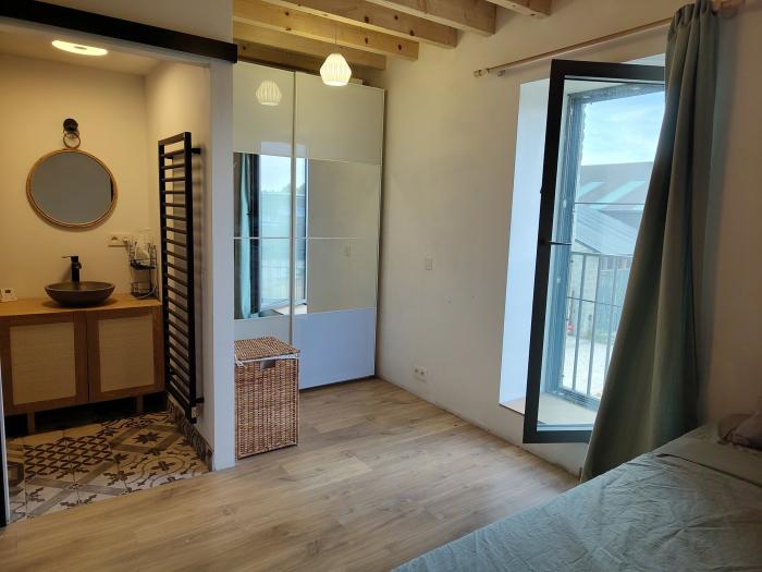 Chambre et salle de douche