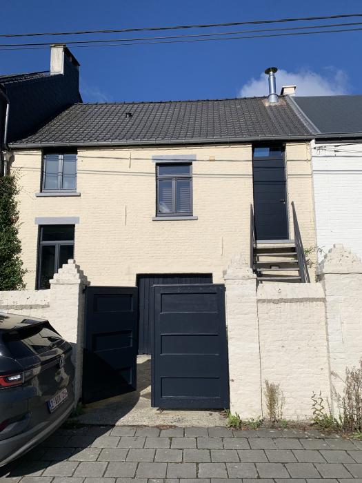 Vue générale, côté rue, du studio à l’étage