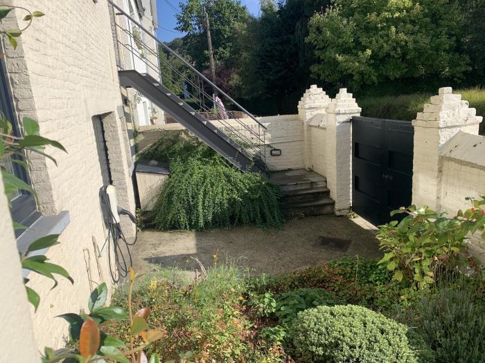 Jardinet et escalier d’accès au studio