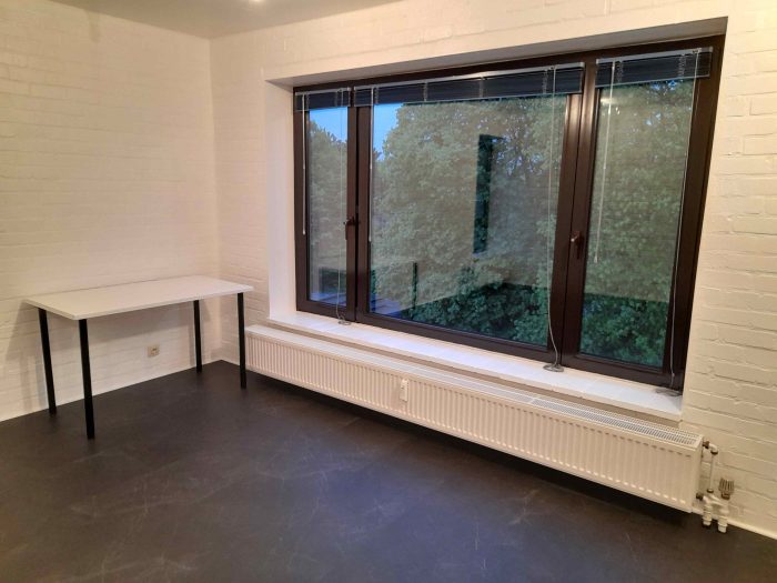 Bureau et grande fenêtre