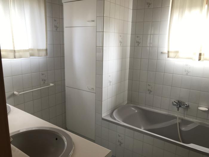 Deux lavabos et baignoire