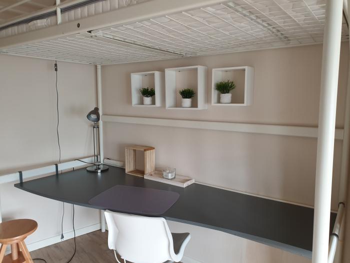Grand bureau en-dessous lit