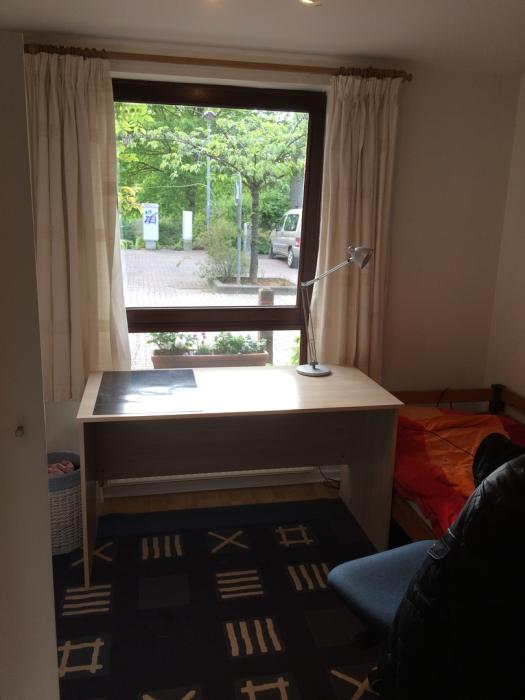 Chambre vue sur rue