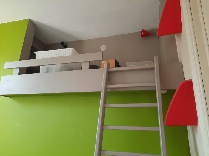 Comme la chambre est inoccupée, nous utilisons la mezzanine comme rangement, il y évidemment normalement un matelas ;)