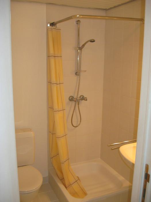 Douche dans salle de bains